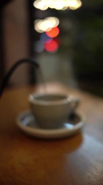 Sıcak suyu masaya döken kişi sıcak kahve yapar.