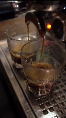 Kahve makinesinden taze espresso akışının görüntülerini kapat