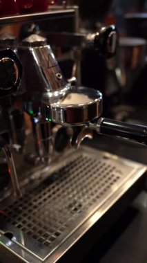  Barista kahve makinesiyle kahve yapıyor.