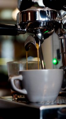 Kahve makinesinden taze espresso akışını kapat.