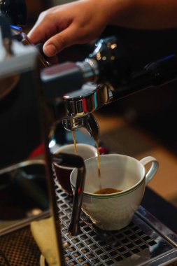 Kahve makinesinden taze espresso akışını kapat.