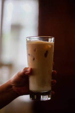 Bir bardak çikolatalı içecek.