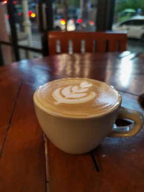 Masada köpüklü bir fincan kahve.