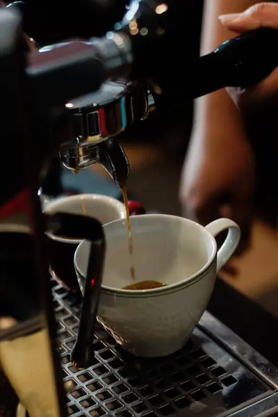 Kahve makinesinden taze espresso akışını kapat.