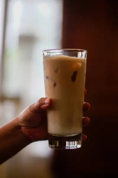 Bir bardak çikolatalı içecek.