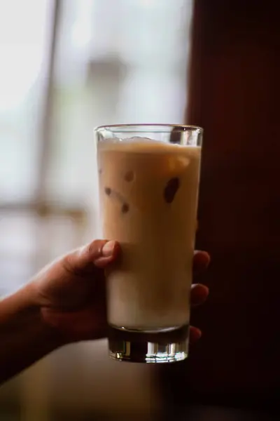 Bir bardak çikolatalı içecek.