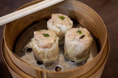 Geleneksel Dim Sum (siu mai) buharlı tencerede servis edilir.