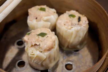 Geleneksel Dim Sum (siu mai) buharlı tencerede servis edilir.