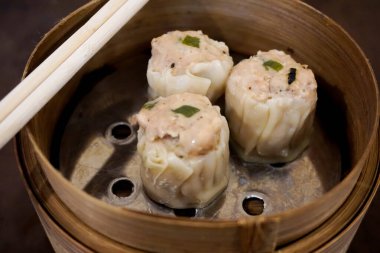 Geleneksel Dim Sum (siu mai) buharlı tencerede servis edilir.