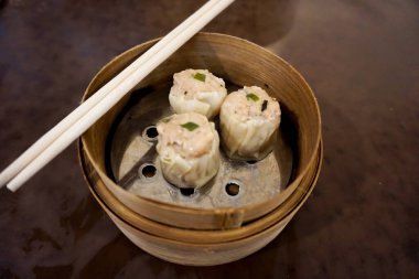 Geleneksel Dim Sum (siu mai) bambu tenceresinde servis edilir.
