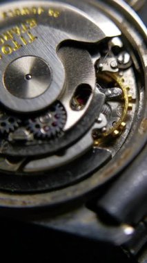 Eski bir otomatik saat mekanizmasını kapat