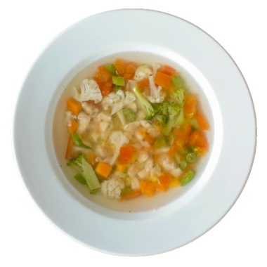 Beyaz tabakta sebze çorbası.