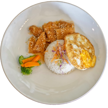 Bir tabak pilav, kızarmış tavuk, kızarmış yumurta ve sebze.