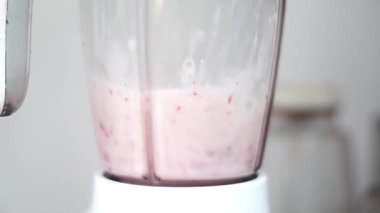 Blenderla meyve püresi yapıyorum.