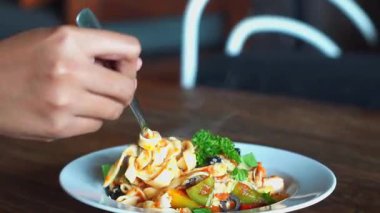 Primavera makarnası çatalla kaldırıldı.