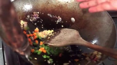 Mutfaktaki tavada kızartma malzemesi var.