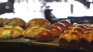 Çeşitli taze fırınlanmış zanaatkar ekmekleri tezgahın üzerinde.
