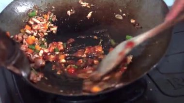 Mutfaktaki tavada kızartma malzemesi var.