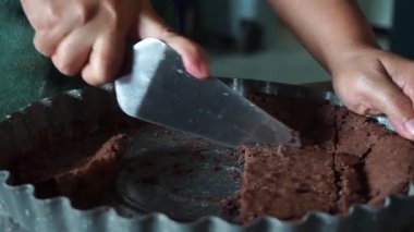 Çikolatalı kekleri kalıptan çıkar.