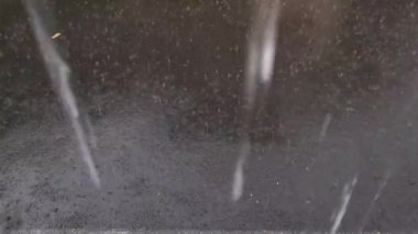 Asfalt yolda yağmur damlaları