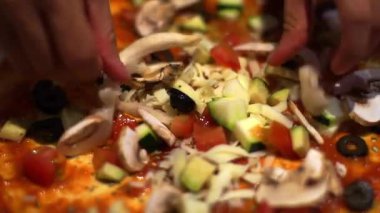 Sebze soslu pizza yapmaya yakın.