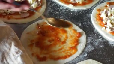 Pizza hamuruna domates sosu koy.