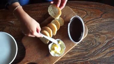 Bir dilim ciabatta ekmeklerinin üzerine tereyağı serpiştirilmiş.