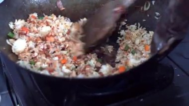 Mutfakta tavayla pilav pişirmek.