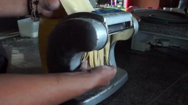 Makarna makinesiyle taze makarna yapıyorum.