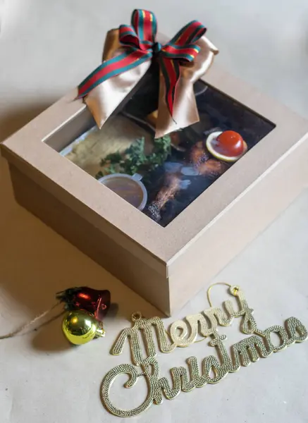 Kızarmış tavuk, sebze, patates püresi ve sosla süslenmiş Noel yemeği kutusu ve 