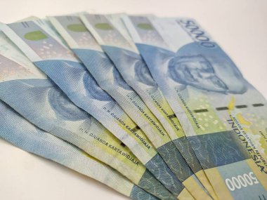 Endonezya parası, birkaç Endonezya parası. Beyaz arka planda 50,000 rupi.