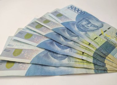 Endonezya parası, birkaç Endonezya parası. Beyaz arka planda 50,000 rupi.