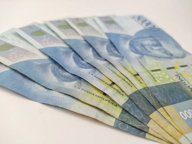Endonezya parası, birkaç Endonezya parası. Beyaz arka planda 50,000 rupi.