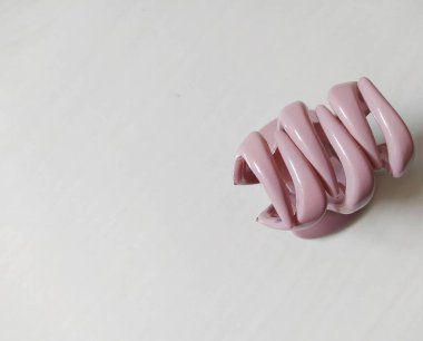 Beyaz arkaplanda pastel mor saç tokası