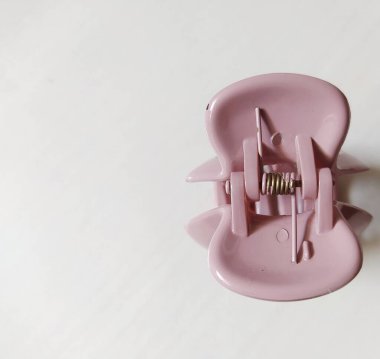 Beyaz arkaplanda pastel mor saç tokası