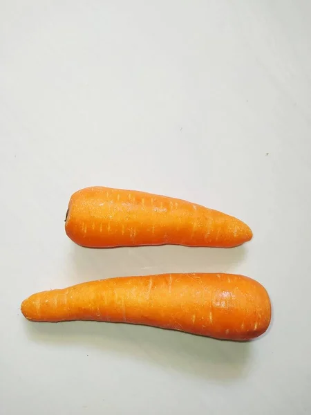 两只从白色背景分离出来的胡萝卜 — 图库照片