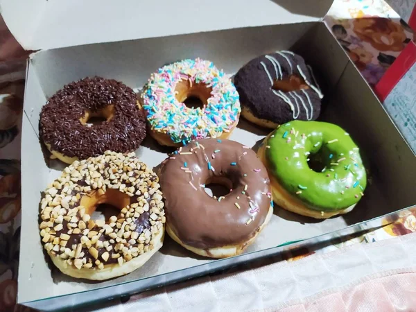 Sechs Donuts Mit Unterschiedlichen Belägen Einer Schachtel — Stockfoto