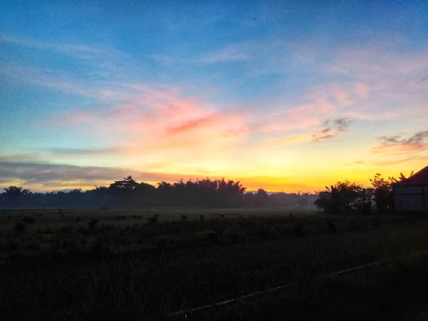 Красивый Вид Восход Солнца Оранжевые Лучи Начинают Появляться Небе — стоковое фото