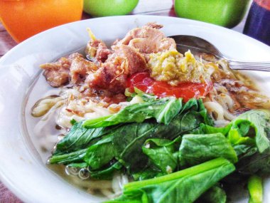 Bir kase tavuk çorbası, sıcak ve lezzetli.