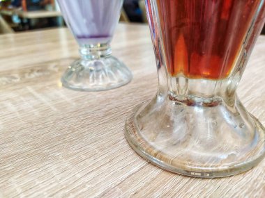 Buzlu çay ve taro milkshake.