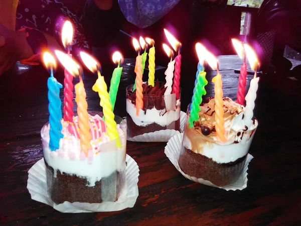 Trois Cupcakes Avec Des Bougies Sur Dessus Pour Les Anniversaires — Photo