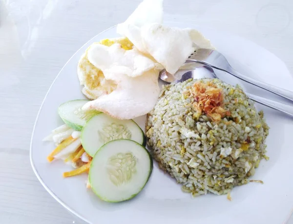 Grüner Gebratener Reis Mit Natürlichen Farbstoffen Aus Gemüse Auf Weißem — Stockfoto