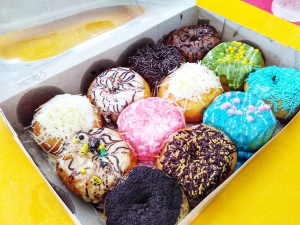 Коробка Пончиков Различными Начинками Вкусный Десерт — стоковое фото
