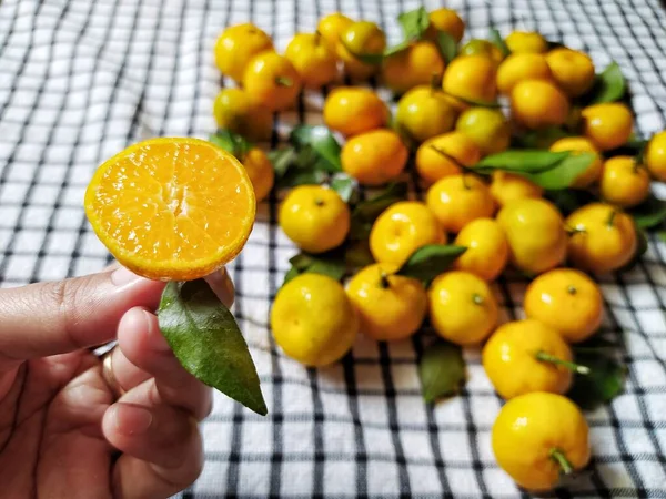 葉を背景にした新鮮なオレンジ色の果実 — ストック写真