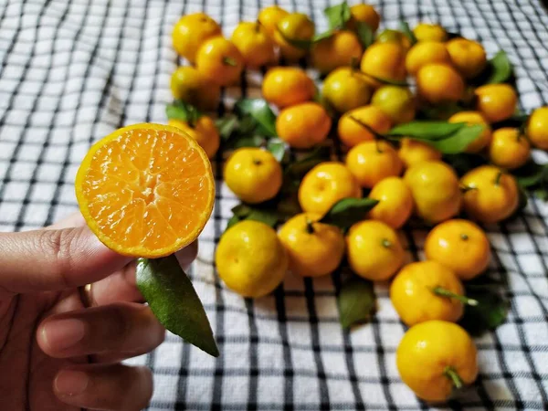 Fresh Orange Fruits Leaves Background Top View — Stock Photo, Image