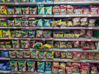 Karawang, Endonezya - 30 Kasım 2022: Minimarket Karawang 'da çeşitli tuzlu ve tuzlu atıştırmalıkların gösterimi