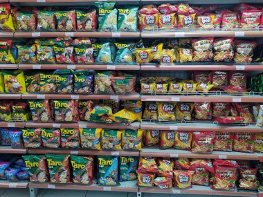 Karawang, Endonezya - 30 Kasım 2022: Minimarket Karawang 'da çeşitli tuzlu ve tuzlu atıştırmalıkların gösterimi