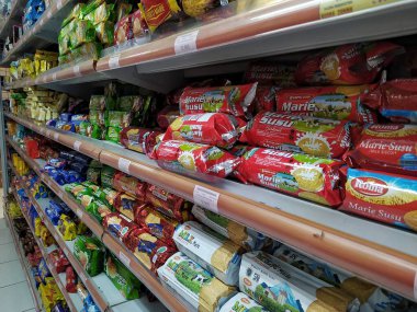 Karawang, Endonezya - 30 Kasım 2022: Karawang minimarket içinde farklı aromalı çeşitli bisküvilerin gösterimi