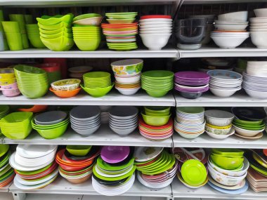 Bir dekor dükkanında mutfak için çeşitli yemekler, kaseler ve diğer malzemelerin kapatılması