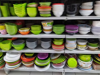 Bir dekor dükkanında mutfak için çeşitli yemekler, kaseler ve diğer malzemelerin kapatılması